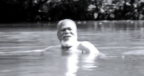 Hombre bañándose en un río