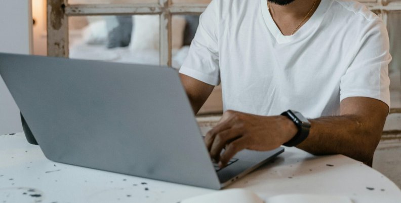 Manos en teclado de computador 