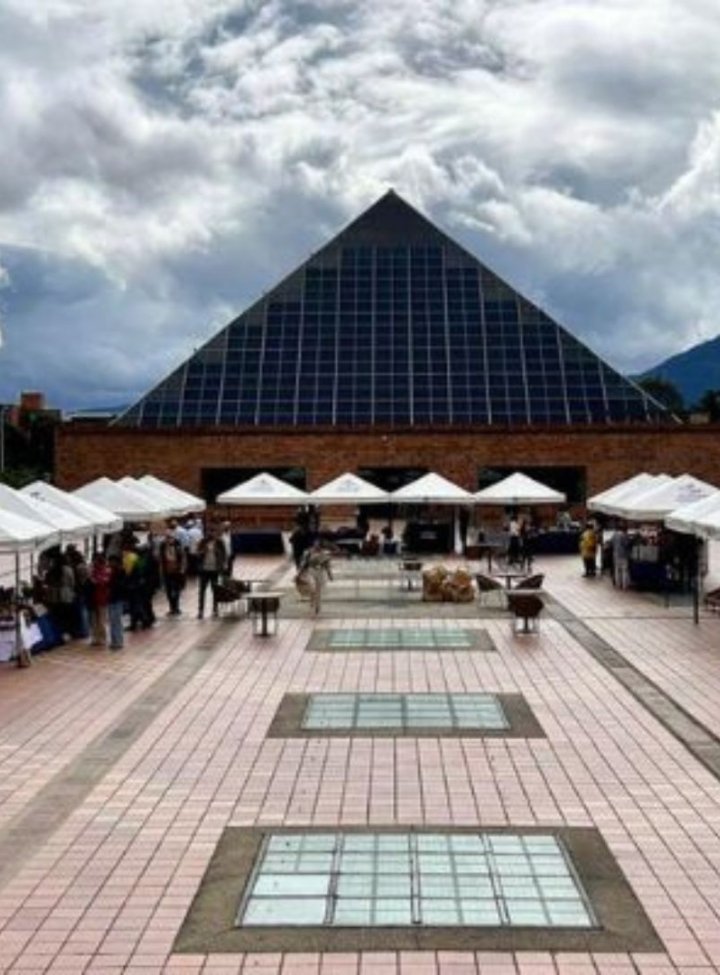 Una plazoleta con edificios alrededor