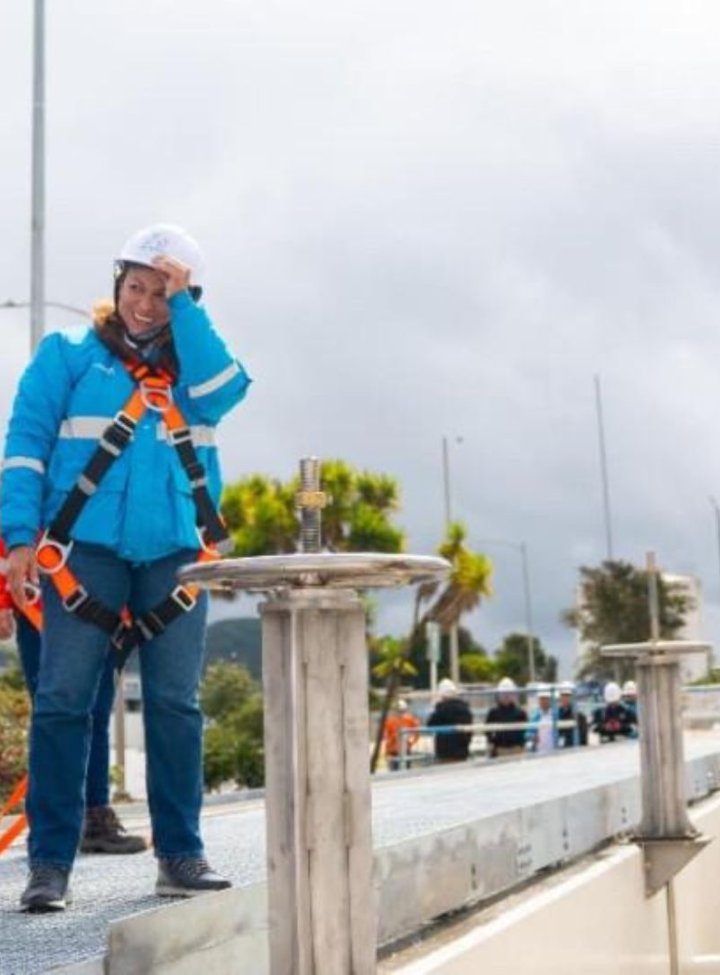 Un hombre y una mujer con chaquetas azules y cascos blancos