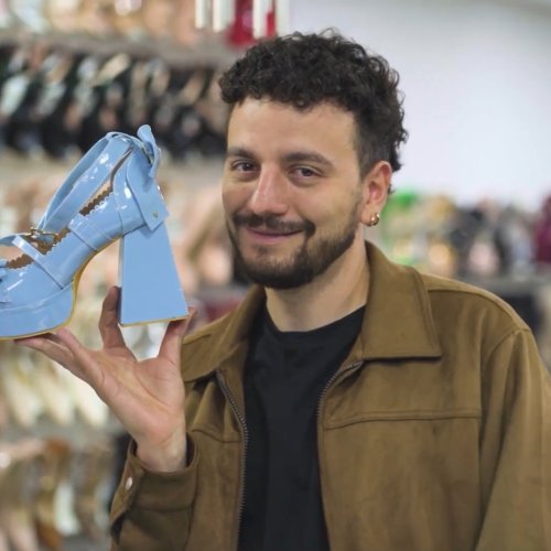 David Moncada con un zapato 