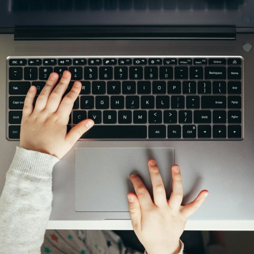 El reto de cuidar a niños, niñas y adolescentes en la era digital