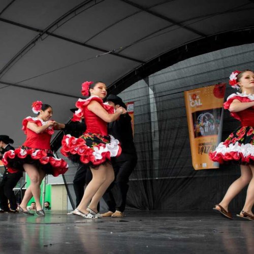 Bailarines de joropo sobre un escenario 