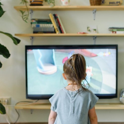 Niña viendo televisión 