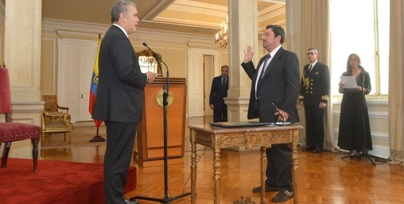 Este jueves se posesionó Francisco Santos como nuevo Embajador de Colombia en Estados Unidos. Este jueves se posesionó Francisco Santos como nuevo Embajador de Colombia en Estados Unidos.