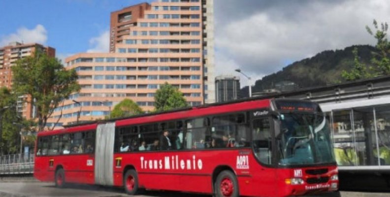 La gerencia general de TransMilenio anunció que a partir del próximo sábado 25 de junio se presentarán importantes cambios que se verán reflejados en mejores tiempos de viaje para los usuarios, disminución de congestiones y mayor confiabilidad en el sistema. Los cambios a implementar son los siguientes: 1. Se ampliará el funcionamiento de diez servicios los sábados: • C17-H17 de 5:00 a.m. a 8:00 p.m. • D22-G22: de 5:00 a.m. a 3:00 p.m. • C30-G30 de 5:00 a.m. a 3:00 p.m. • D26-E26 de 3:00 p.m. a 11:00 p.m. • C71-G71 de 3:00 p.m. a 11:00 p.m. 2. La ruta D81-H81 que se moviliza entre Usme y Portal 80 se dividirá en dos servicios más cortos y más confiables para reducir los tiempos de viaje de la flota. El servicio D81-H81 pasa a ser D81 – M81 y queda operando desde el Portal 80 hasta el Museo Nacional. El otro segmento se denominará M83-H83 y quedará operando de manera circular entre la Estación Museo Nacional y el Portal Usme. Los horarios de estas rutas serán de lunes a viernes de 5:00 a.m. a 11:00 p.m. Imagen tomada de www.bogota.gov.co