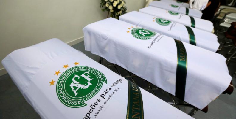 Hace un año el avión que traía al equipo Chapecoense se accidentó en Colombia. Hace un año el avión que traía al equipo Chapecoense se accidentó en Colombia.