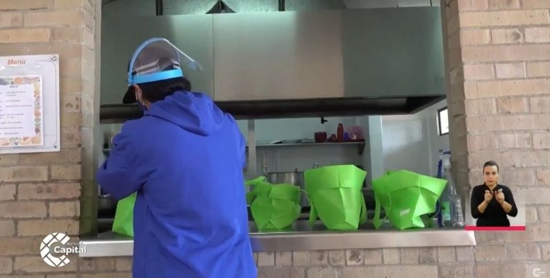 Jóvenes del IDIPRON entregan almuerzos a personas vulnerables en Bogotá Jóvenes del IDIPRON entregan almuerzos a personas vulnerables en Bogotá