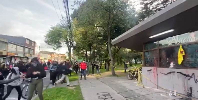 Atacan CAI de Villa Luz tras muerte de abogado Javier Ordóñez Atacan CAI de Villa Luz tras muerte de abogado Javier Ordóñez