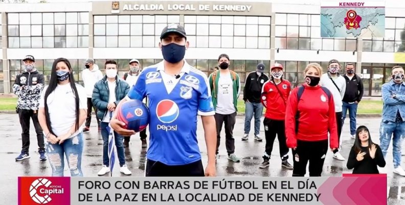 Foro con barras de fútbol en el Día de la Paz en la localidad de Kennedy Foro con barras de fútbol en el Día de la Paz en la localidad de Kennedy