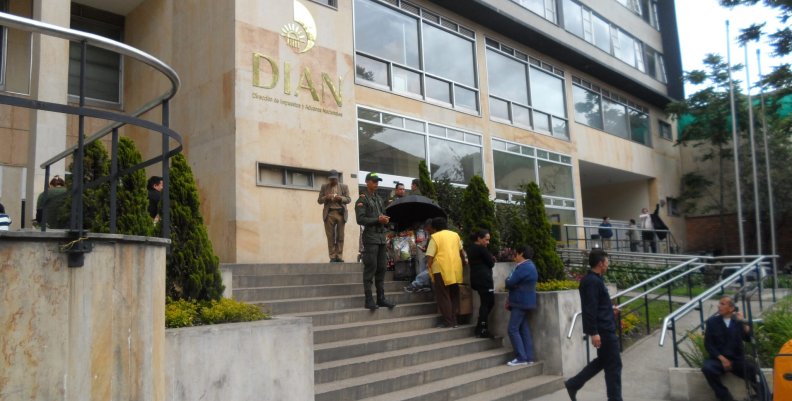 Dirección_de_Impuestos_y_Aduanas_Nacionales_(DIAN)_-_panoramio Dirección_de_Impuestos_y_Aduanas_Nacionales_(DIAN)_-_panoramio