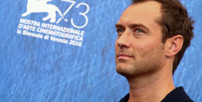 El actor Jude Law durante una sesión de fotos para la película "The Young Pope" en el Festival de Cine de Venecia El actor Jude Law durante una sesión de fotos para la película "The Young Pope" en el Festival de Cine de Venecia