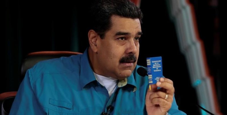 El presidente de Venezuela, Nicolás Maduro, sostiene una copia de la Constitución de Venezuela mientras habla en su progama semanal en el Palacio de Miraflores en Caracas. El presidente de Venezuela, Nicolás Maduro, sostiene una copia de la Constitución de Venezuela mientras habla en su progama semanal en el Palacio de Miraflores en Caracas.