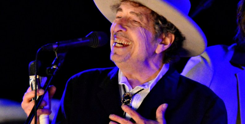 FILE PHOTO: File photo of U.S. musician Bob Dylan performing during on day 2 of The Hop Festival in Paddock Wood FILE PHOTO: File photo of U.S. musician Bob Dylan performing during on day 2 of The Hop Festival in Paddock Wood