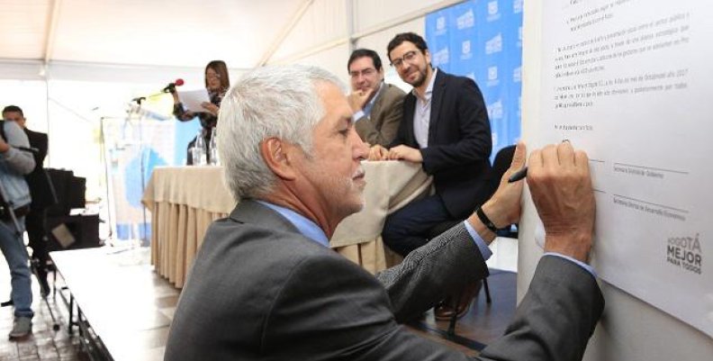 firma_pacto_calle_100 firma_pacto_calle_100