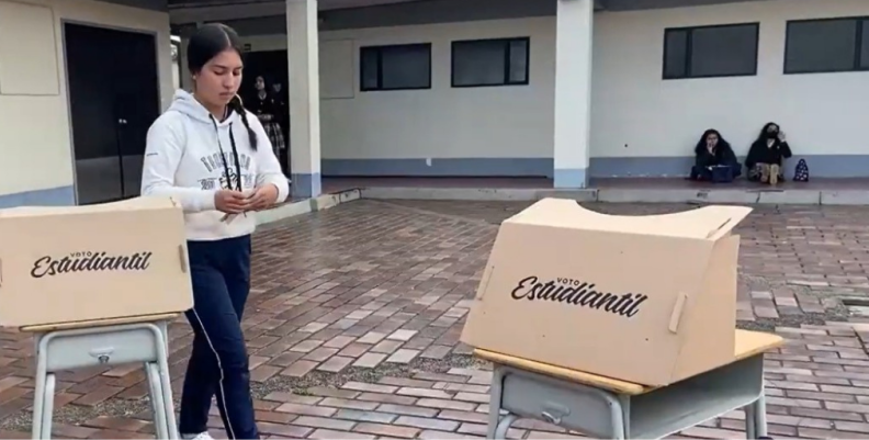 En colegios de Bogotá se realizó un simulacro de elecciones presidenciales En colegios de Bogotá se realizó un simulacro de elecciones presidenciales