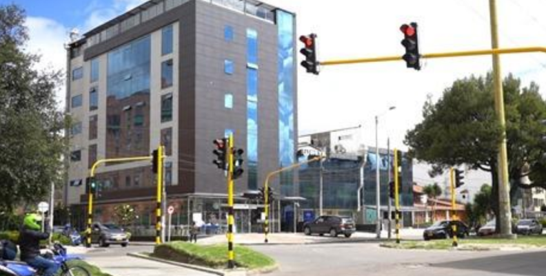 Nueva intersección semafórica del SSI en la carrera 33 con calle 25B en la localidad de Teusaquillo. Nueva intersección semafórica del SSI en la carrera 33 con calle 25B en la localidad de Teusaquillo.