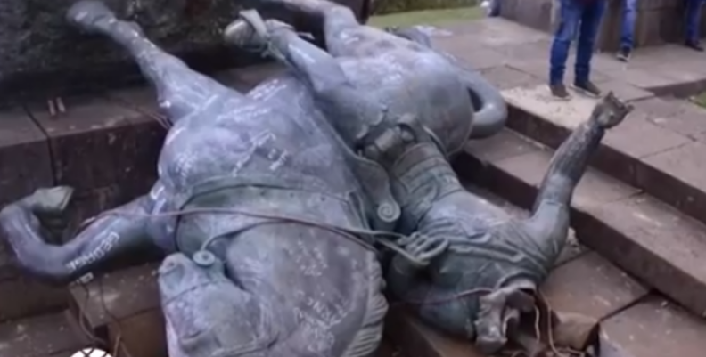Tumban estatua de conquistador español en Popayán Tumban estatua de conquistador español en Popayán