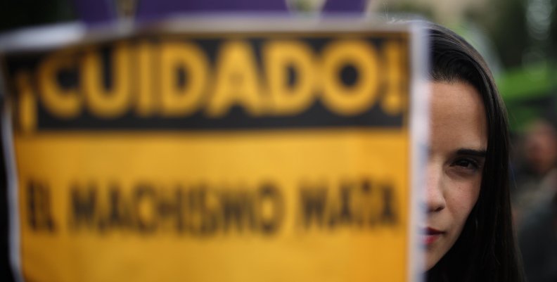 La UE en Colombia alerta del "coronamachismo", la pandemia que solo mata mujeres La UE en Colombia alerta del "coronamachismo", la pandemia que solo mata mujeres