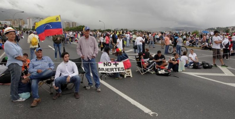 Manifestantes opositores bloquean una autopista en Caracas para protestar contra el presidente Nicolás Maduro. Manifestantes opositores bloquean una autopista en Caracas para protestar contra el presidente Nicolás Maduro.
