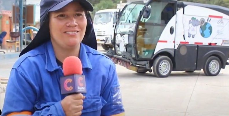 Mujer escobita Mujer escobita