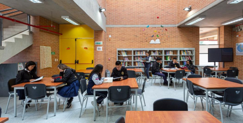 Jóvenes a la E Jóvenes estudiando