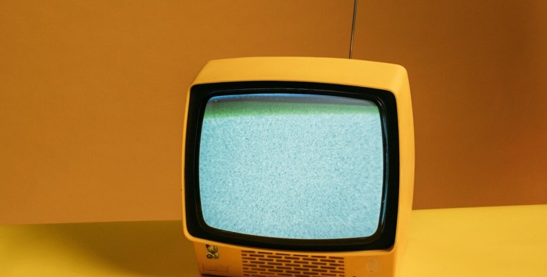 MTV apagará sus canales musicales el 31 de diciembre de 2025 Televisor amarillo