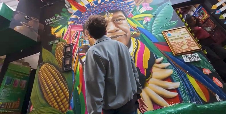 David Moncada frente a un mural 