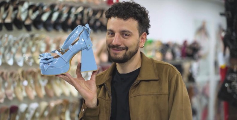 El Bogotario rinde homenaje al Restrepo David Moncada con un zapato