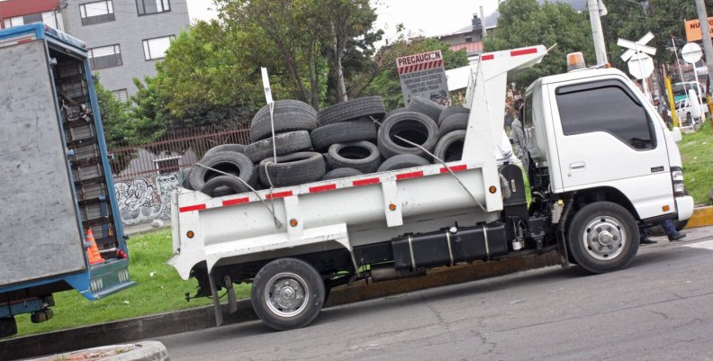 San Cristóbal realiza jornada de Llantatón Camión de carga blanco con llantas
