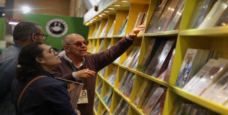 Audiencias Capital: La expresión literaria más allá de la Feria Internacional del Libro y las barreras geográficas Personas mirando libros en una estantería en la Filbo
