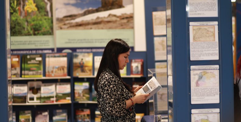 #FILBoPorCapital Mujer con un libro en las manos