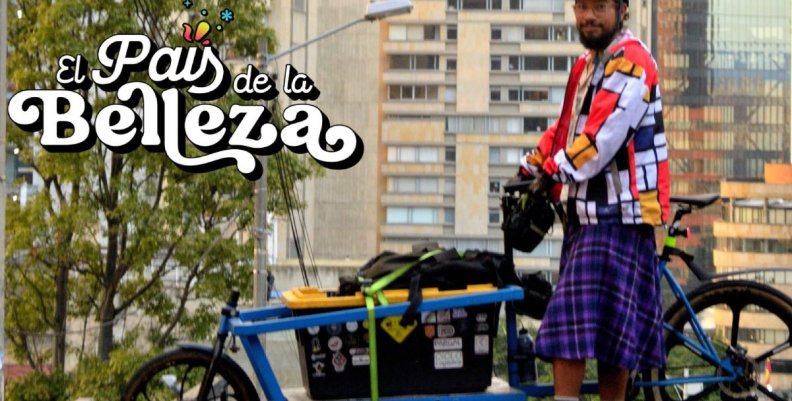 Alejandro Córdoba, bicimensajero en Bogotá Alejandro Córdoba con su bicicleta en una calle de Bogotá