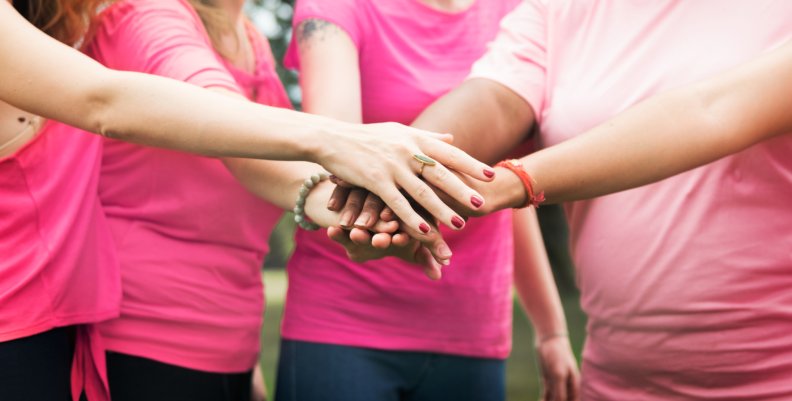Bogotá conmemora el Día Mundial de la lucha Contra el Cáncer de Mama Grupo de mujeres se apoya en el Día Mundial de la lucha Contra el Cáncer de Mama
