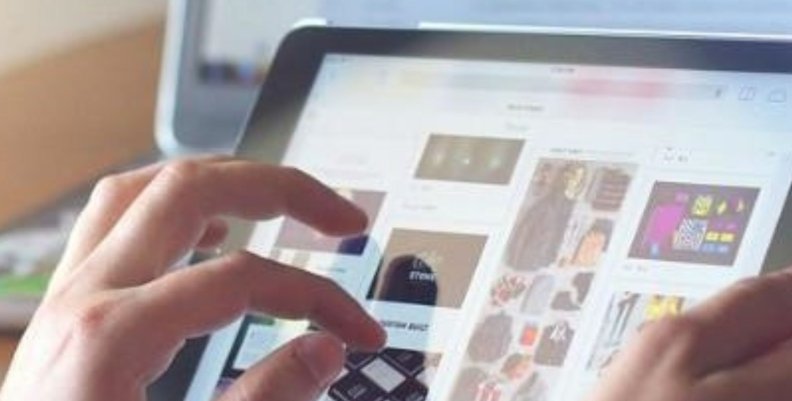 Internet Persona interactuando con una tableta digital