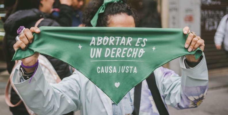 Sentencia Causa Justa Mujer exhibe un pañuelo verde en apoyo a la Sentencia Causa Justa por la despenalización del aborto