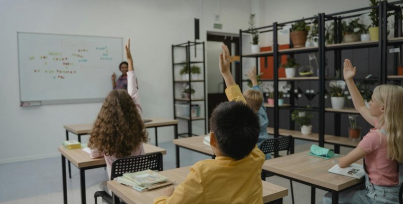 Audiencias Capital: enseñanzas sobre pedagogía, conductas y derechos en la infancia Niños en una salón de clase participando activamente