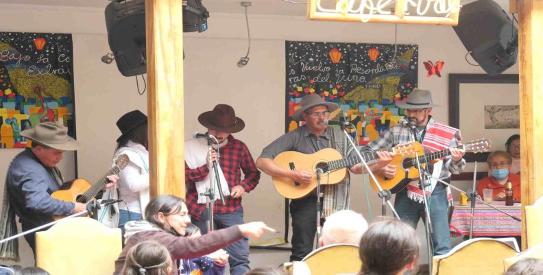 Artistas sobre una tarima con guitarras en la mano 