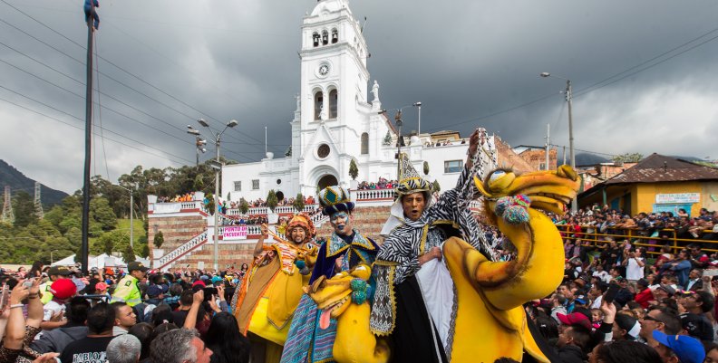 Los Reyes Magos Tres hombres disfrazados de los Reyes Magos