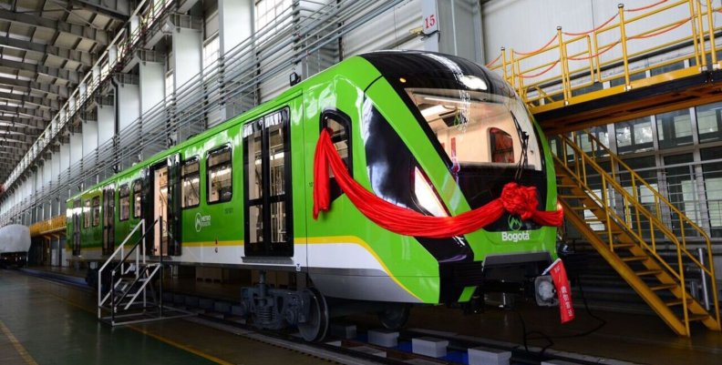 Metro de Bogotá Un vagón verde sobre unos rieles