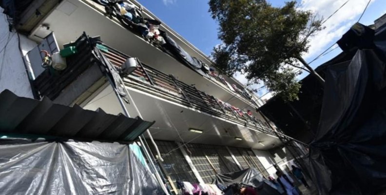 Pisos con habitaciones individuales y rejas afuera Indígenas Emberá