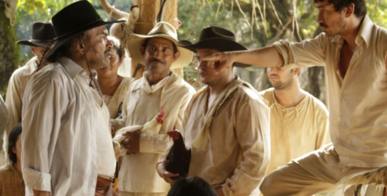 Hombres vestidos con ropas blancas