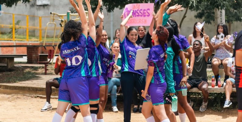 Un grupo de niñas con uniformes azules