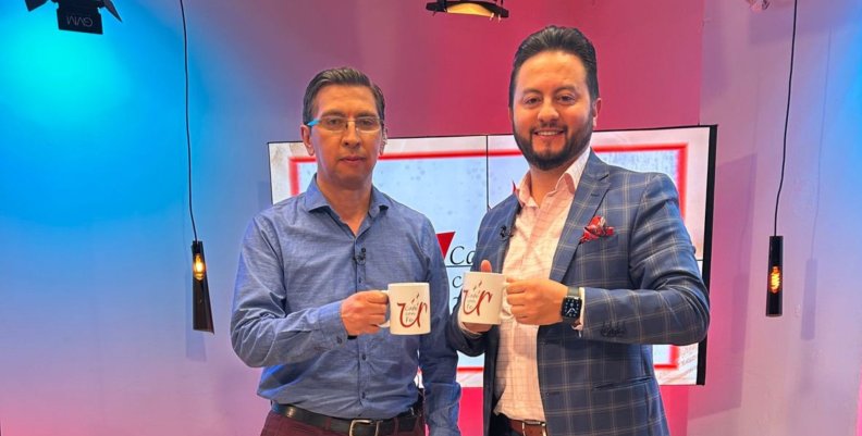 Un café con fe Dos hombres de traje levantando una tasa de café