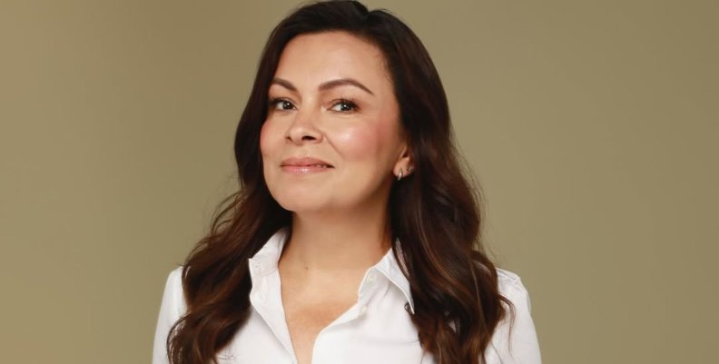 La Vorágine Una mujer sonriente con camisa blanca