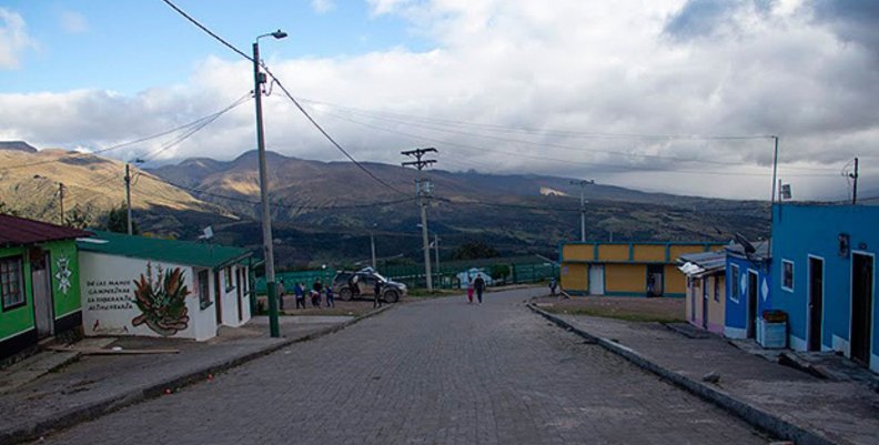 Sumapaz Una calle con casas a los lados