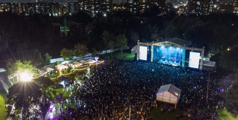 Una tarima para conciertos con miles de personas