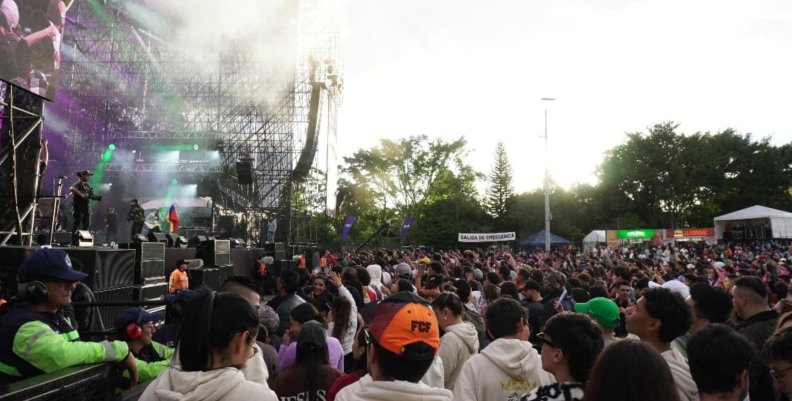 Tarima de conciertos llena de fans