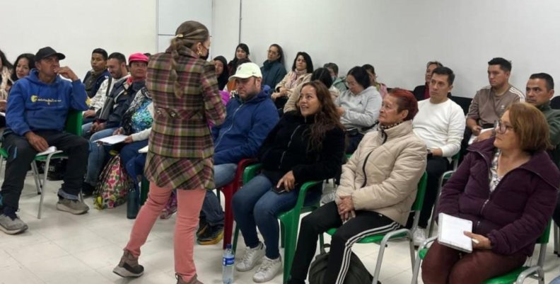 Cursos gratis en Bogotá Una sala llena de estudiantes
