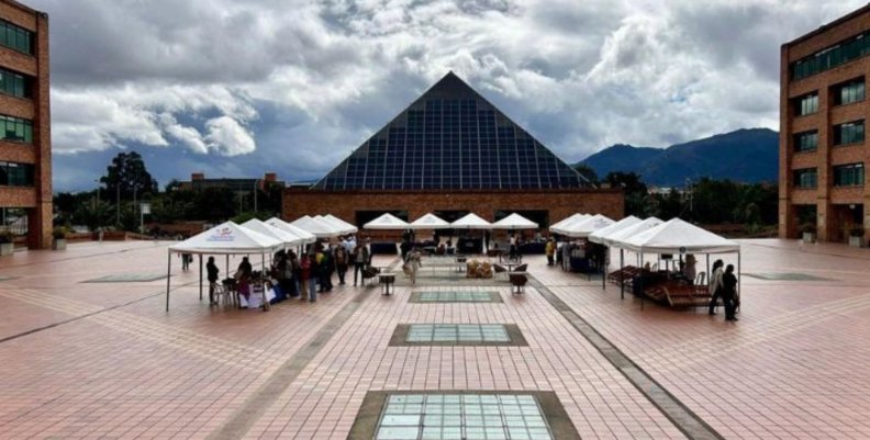 Feria de empleo Una plazoleta con edificios alrededor